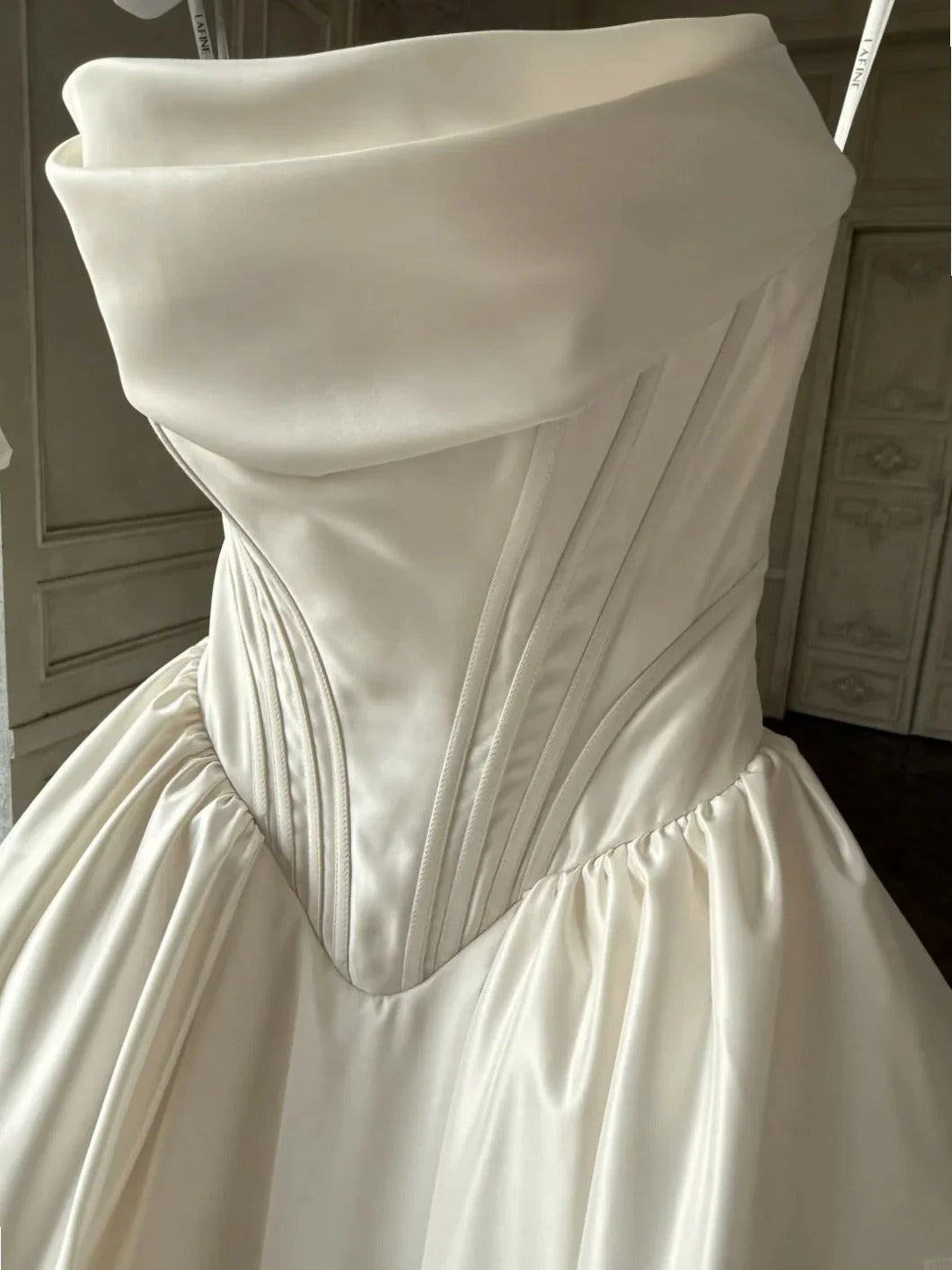 Fairy A-line Long Wedding Dresses Satin White Bridal Gowns Sleevless Strapless Bridal Dresses