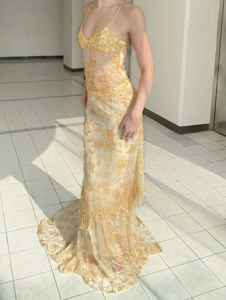 Sexy Red Lace Mermaid Long Prom Dress - V-Neck Evening Gown with Appliques