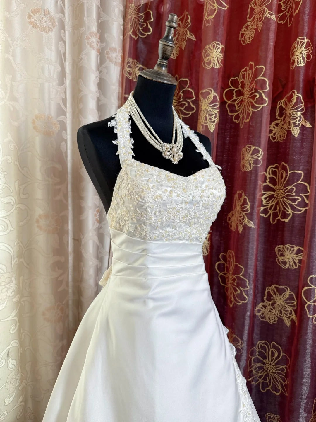 Vintage Halter A-Line Long Wedding Dresses Satin Appliques White Bridal Gowns Sleeveless Bridal Dresses