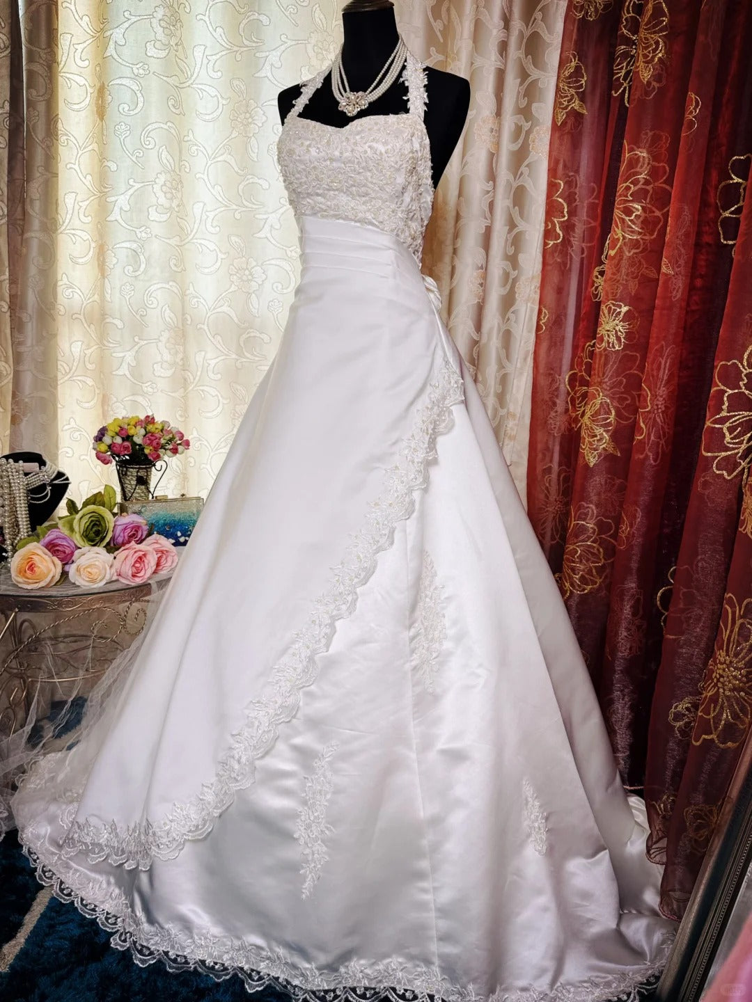 Vintage Halter A-Line Long Wedding Dresses Satin Appliques White Bridal Gowns Sleeveless Bridal Dresses