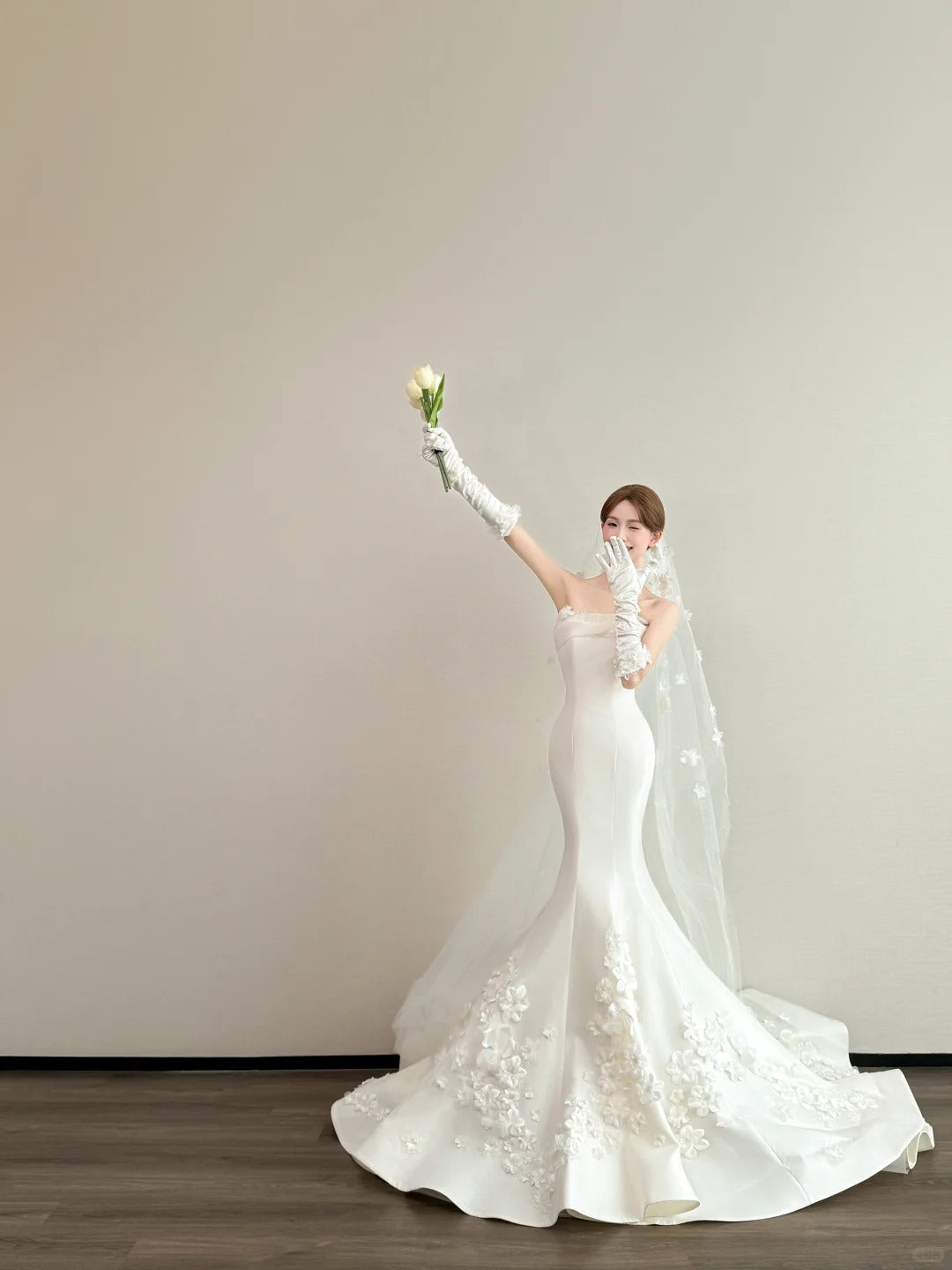 Gorgeous Strapless Mermaid Long Wedding Dresses Satin Applique White Bridal Gowns Sleeveless Bridal Dresses