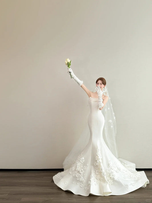 Gorgeous Strapless Mermaid Long Wedding Dresses Satin Applique White Bridal Gowns Sleeveless Bridal Dresses