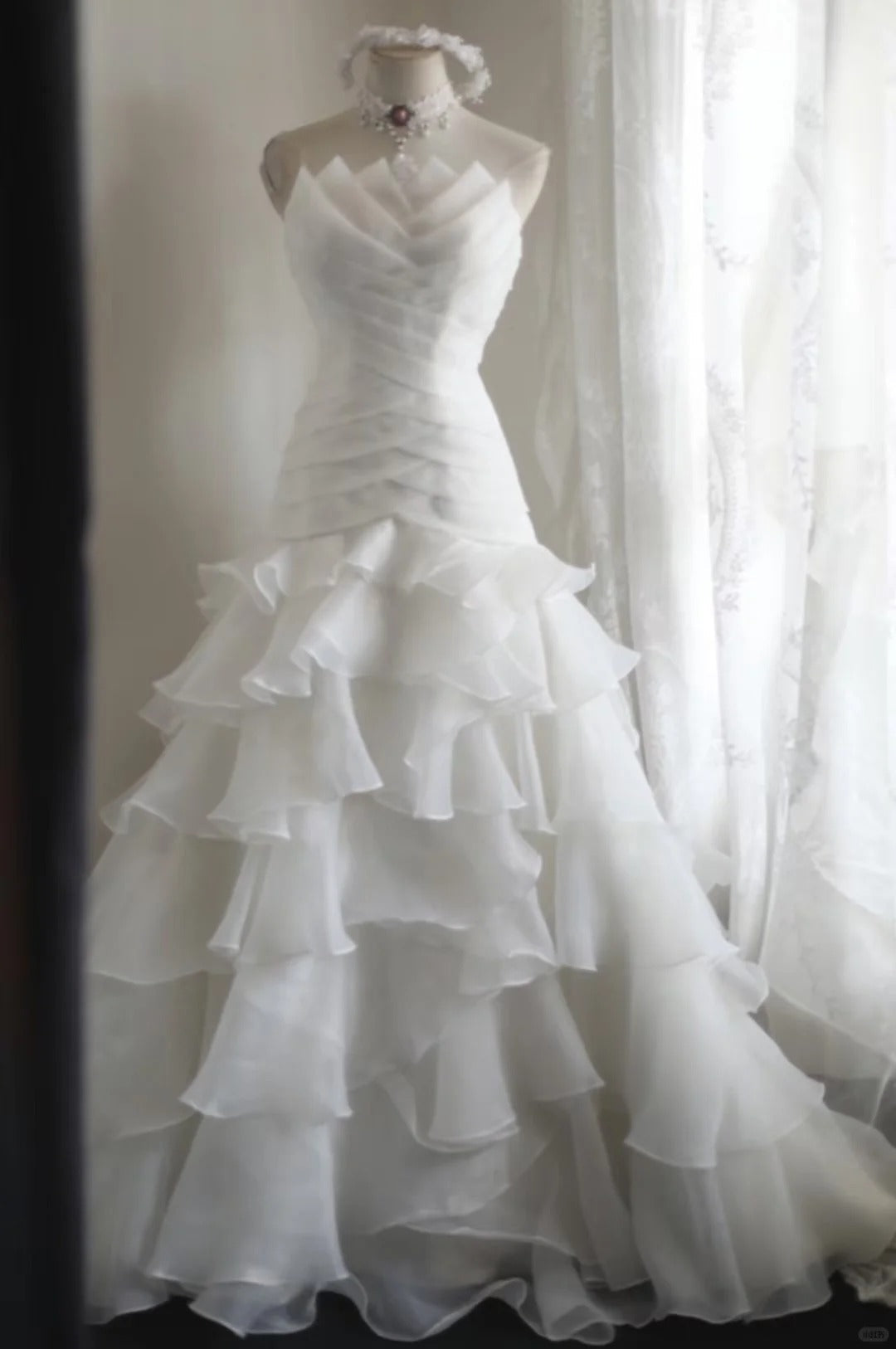 Gorgeous Strapless A-Line Long Wedding Dresses Tulle White Bridal Gowns Sleeveless Bridal Dresses
