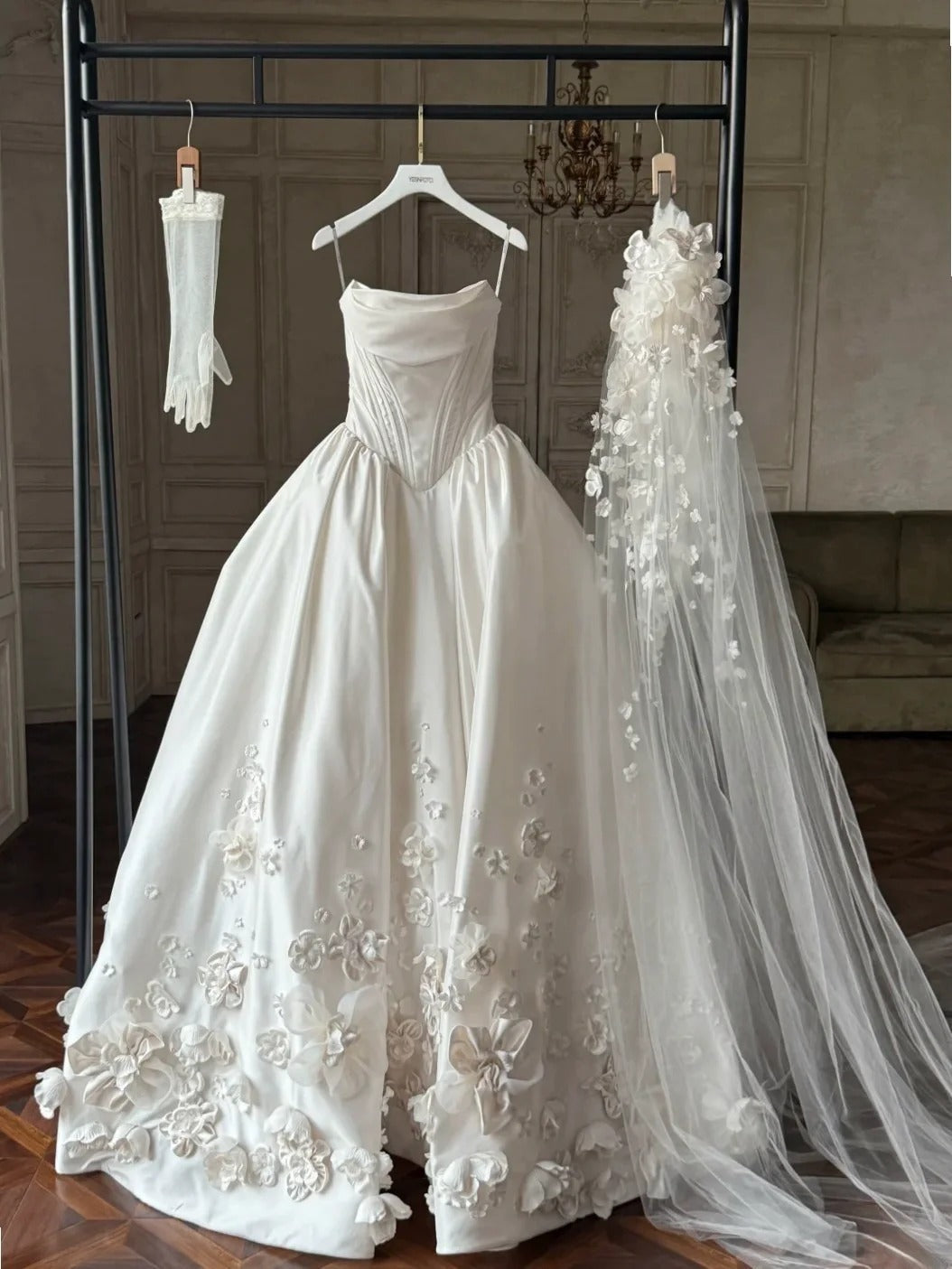 Fairy A-line Long Wedding Dresses Satin White Bridal Gowns Sleevless Strapless Bridal Dresses