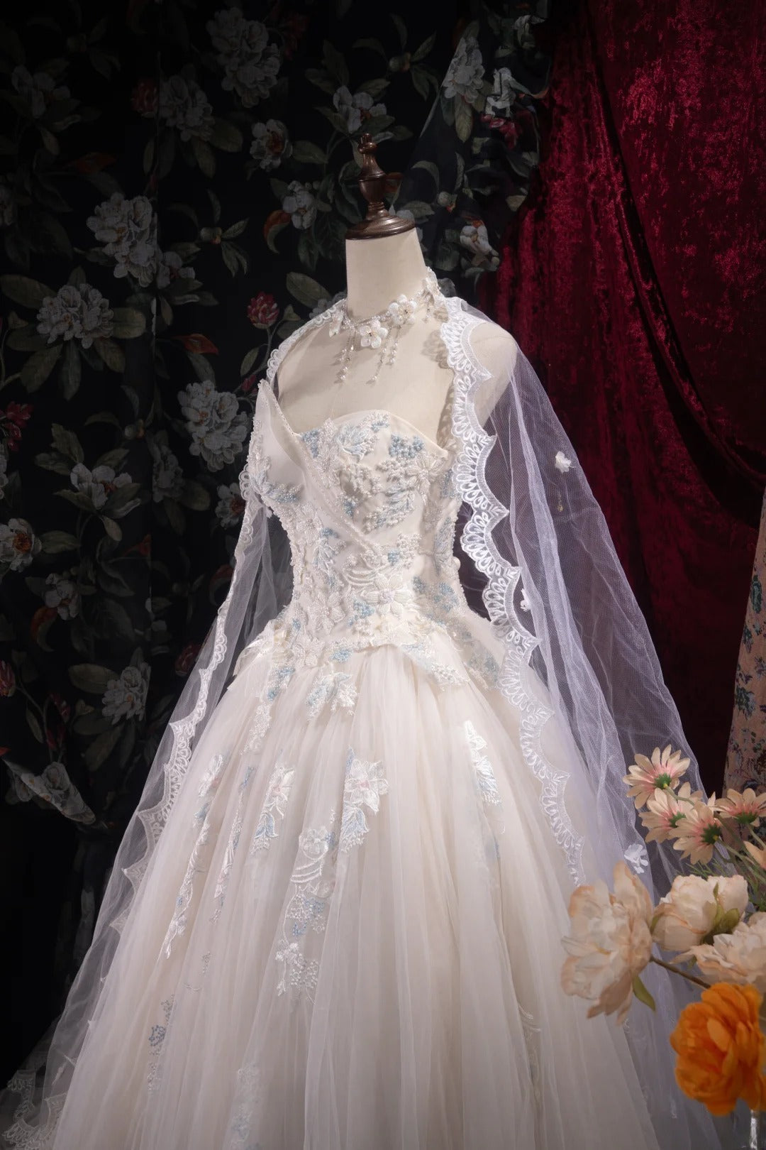 Fairy A-line Long Wedding  Dresses Tulle Appliques White  Bridal Gowns Sleeveless   Sweetheart Bridal Dresses