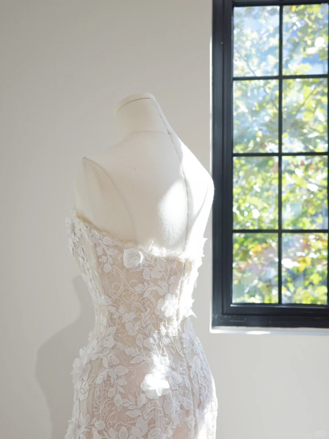 Chic Sheath Long Wedding Dresses Strapless Tulle Appliques White Bridal Dresses Sleeveless Bridal Gowns