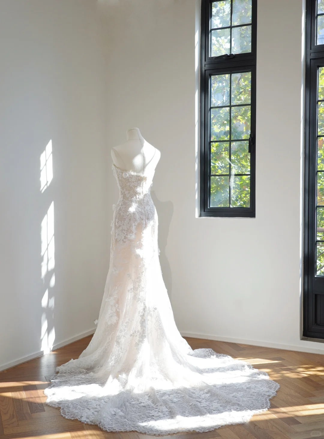 Chic Sheath Long Wedding Dresses Strapless Tulle Appliques White Bridal Dresses Sleeveless Bridal Gowns