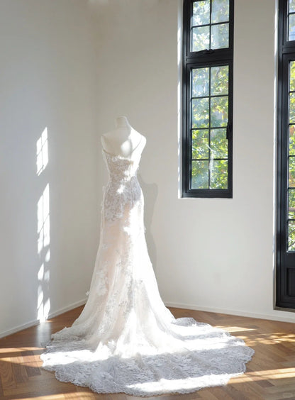 Chic Sheath Long Wedding Dresses Strapless Tulle Appliques White Bridal Dresses Sleeveless Bridal Gowns