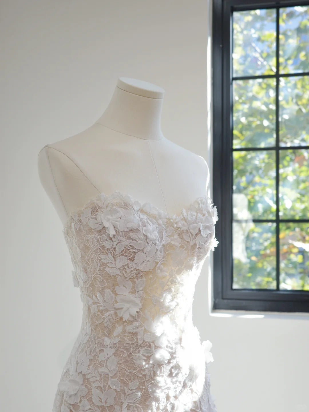Chic Sheath Long Wedding Dresses Strapless Tulle Appliques White Bridal Dresses Sleeveless Bridal Gowns