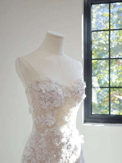 Chic Sheath Long Wedding Dresses Strapless Tulle Appliques White Bridal Dresses Sleeveless Bridal Gowns