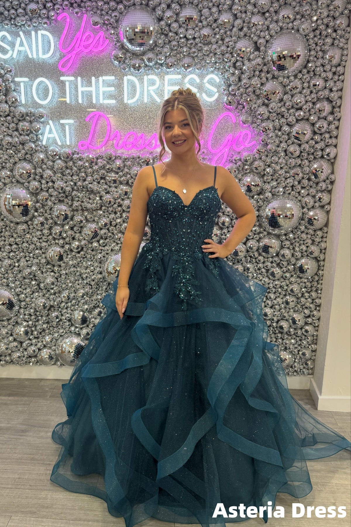 High Quality Spaghetti Straps Appliques V-Neck Ruffle Tulle Prom Dresses